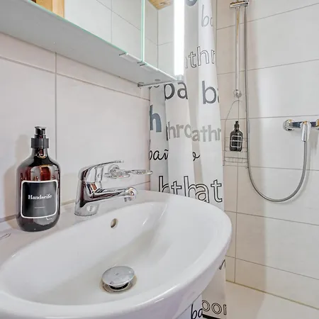 Chalet-apartment Mit Balkon & Gratis Parkplatz *