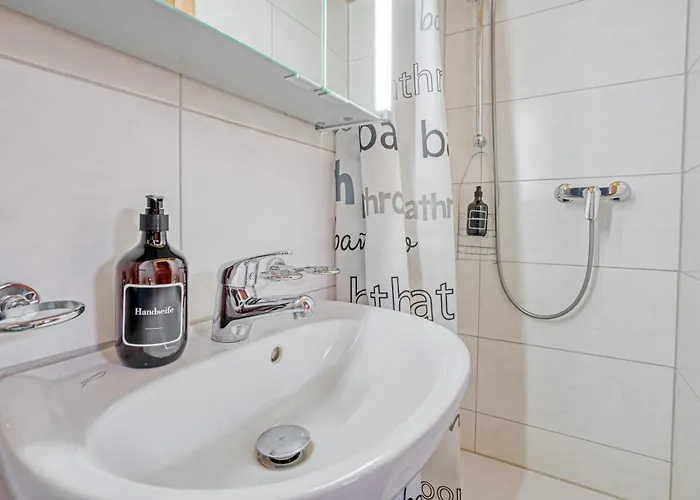 Chalet-apartment Mit Balkon & Gratis Parkplatz *